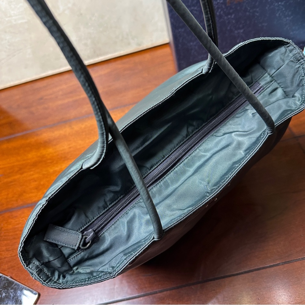 AUTHENTIC Prada tote/handbag. Color: Green. - Picture 2 of 16